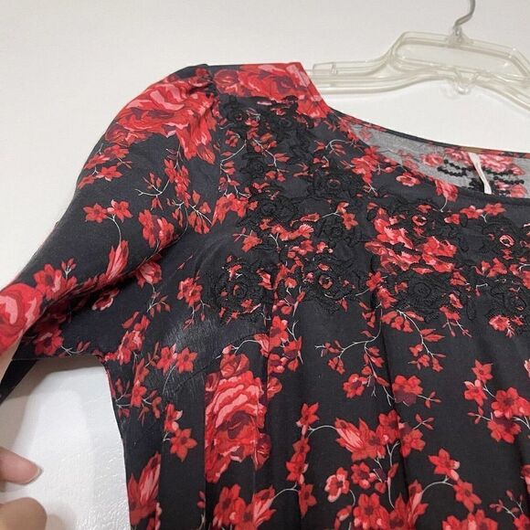 Free People Red floral embroidered cinch waist swing dress size Medium - Picture 6 of 7